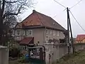 Sachgesamtheit Rittergut Gersdorf, mit folgenden Einzeldenkmalen: Herrenhaus (Nr. 23), Gutsverwalterhaus (Nr. 22), Wirtschaftsgebäude (Nr. 15), Torwächterhaus (Nr. 19) und Einfriedungsmauer (siehe Einzeldenkmal 08955708), dem Gutspark (Gartendenkmal) sowie folgenden Sachgesamtheitsteilen: Kutscherhaus mit Remise (Nr. 24)