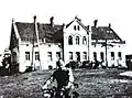 Rittergut Steinbeck bei Bellin wenige Jahre vor dem Abriss (um 1965). Im Vordergrund einer der Steinbecker Neubürger, die nach 1945 die ehemaligen Wirtschaftsgebäude bezogen mit seinem Motorrad