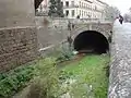 An der Kirche Santa Ana y San Gil verschwindet der Fluss im Untergrund