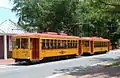 Zwei Triebwagen an der Haltestelle Historic Arkansas Museum in Little Rock