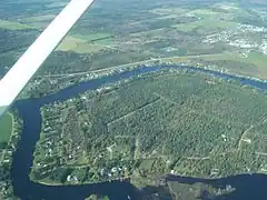 Mündung des Rivière au Saumon (linker Bildrand Mitte); oben im Bild der Rivière Saint-François