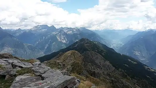 Der Grat zwischen Passo dei Laghetti (vorne) und dem Matro (hinten). Im Hintergrund die Riviera, aufgenommen vom Pizzo Erra.