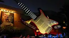 Rock ’n’ Roller Coaster in Disney’s Hollywood Studios: Außenbereich abends
