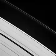Cassini-Aufnahme der Roche-Teilung, wobei sich Atlas etwa in der Bildmitte befindet