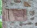 Vermauerte Originalteile eines Viertelmeilensteines