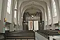 Innenraum, Blick zur Orgel und zum Taufbecken