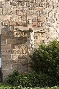 Steinernes Kreuz neben dem Haupteingang
