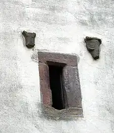 Köpfe an der Turm-Nordseite