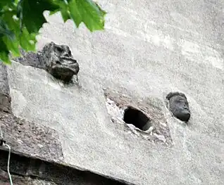 Köpfe an der Turm-Westseite