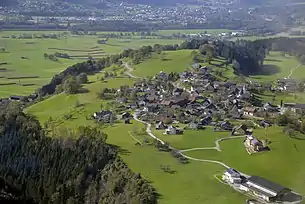Luftbild-Ansicht der Gemeinde Röns von Nordosten (2014)