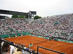 Der Court Suzanne Lenglen mit 10.056 Plätzen (2003) (ab 2024 15.000 Plätze)