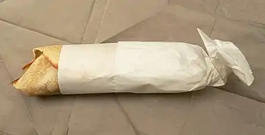 Rollo im Außer­haus­verkauf, hier in Papier ein­gewickelt