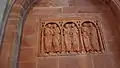 Äusseres südliches Seitenschiff. Aposteltafel mit disputierenden Aposteln. Relief, um 1200 Sandstein.