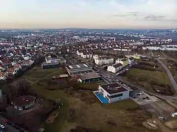 Luftbild von RommelshausenDas Gebäude befindet sich mittig, am Ende der Stettener Straße