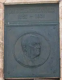 Bronzetafeln mit Porträt C.&nbsp;G. Rommenhöllers über der Tür