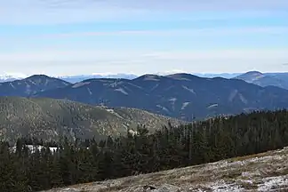 Blick von der Fensteralpe nach Nordosten über die Hochalpe.Links das Rosseck, mittig die Hochalpe im engeren Sinne mit dem flachen Hühnerkogel, den eng zusammenliegenden Gipfeln von Wetterkogel und Herrenkogel sowie rechts (wiederum flach) Bei den drei Pfarren. Der Brucker Hochanger ist verdeckt dahinter, das Rennfeld rechts im Hintergrund gehört bereits zu den Fischbacher Alpen.