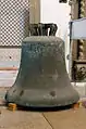 Gegossen 1979, Ton h0, Gewicht 3456&nbsp;kg, 147&nbsp;cm hoch, 171&nbsp;cm Durchmesser