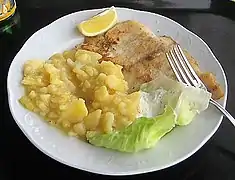 Rotbarschfilet gebraten, mit Kartoffel­salat, Blatt­salat und Remoulade