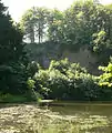 Blick vom See auf die Felswände