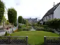 Blick über den Kräutergarten zum dritten Haus