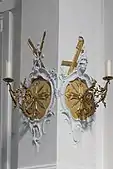Apostelleuchter mit den Attributen der Apostel Andreas (Andreaskreuz) und Petrus (Kreuz und Schlüssel)