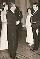 Schah Mohammad Reza Pahlavi und Schahbanu Farah Pahlavi im Gespräch mit Robert E. Warren bei der Eröffnung der Talar-e Rudaki, 1967