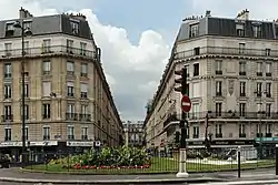 Rue Cail ab Place Jan-Karski, ehemaliger Kreisverkehr oberhalb der Bahngleise des Bahnhofs Gare de l’Est (vor dem Umbau 2019)