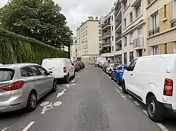 Die Straße entlang der Mauerdes Cimetière de Montmartre