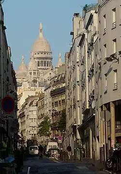Die Rue de Chartres in der Goutte d’Or, im Hintergrund die Kirche Sacré-Coeur.