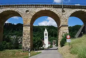 Kirche und Eisenbahn-Viadukt