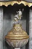 Taufbecken mit Taufe Jesu unter der Kanzel