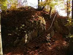 Treppe zum Felsplateau