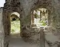 Burgruine Hardegg. Die Innenansicht zeigt romanische Rund- und gotische Spitz-Bögen.