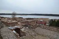 Fundamente der Ruine des Bischofspalasts