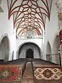 Kirchenschiff mit Gebetsteppichen und Orgel