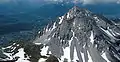 Die Rumer Spitze von der Stempeljochspitze im Nordosten. Links das Kreuzjöchl, im Hintergrund Innsbruck