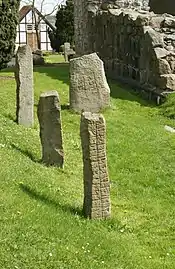 Runensteine an der Østermarie Kirke – Stein 3 im Hintergrund