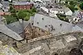 Blick über die Unterburg zum Rathaus