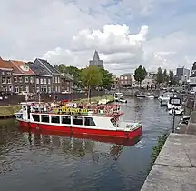 Wendemanöver eines Fahrgastschiffes