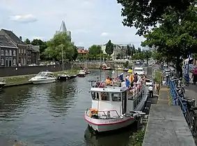Schiffsverkehr im Passantenhafen von Roermond