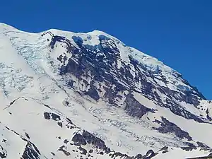 Der Winthrop-Gletscher erstreckt sich von oben links nach unten rechts