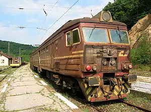 Vorortzug der BDŽ mit einem Triebwagen der Reihe 33, Nachfolgefahrzeug des ЭР33