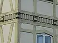 Geschlämmter Backstein-Sägezahnfries als Füllung von Deckenbalken-Gefachen im Fachwerkbau, 19. Jahrhundert (Göttingen, Gartenstraße 13)