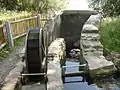Ruine mit Wasserrad