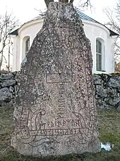 Runenstein Sö 111 mit Mjölnir an der Kirche von Stenkvista