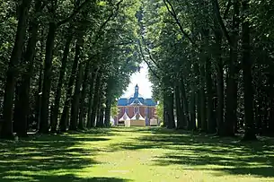 Allee zum Schloss