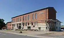 Strubes Firmensitz am Ortseingang in Söllingen. Vor dem Gebäude befinden sich Gewächshäuser, die das Unternehmen zur Züchtung von Zuckerrüben nutzt.