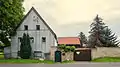 Wohnstallhaus, Scheune und Toreinfahrt mit Pforte eines Zweiseithofes