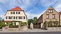 Seitengebäude (Wohnstallhaus) und Torpfeiler eines Bauernhofes