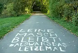 Schriftzug auf einem Weg